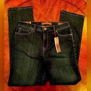 Gloria Vanderbilt Amanda Jeans NWT. Size 8.